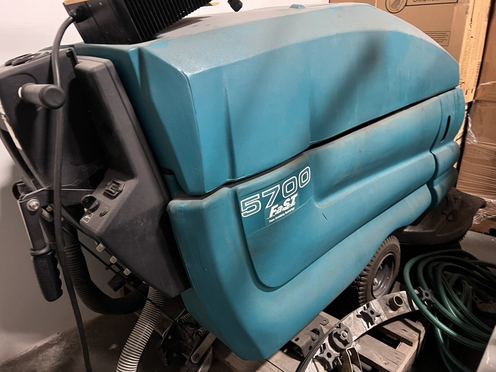 commercial floor scrubber machine