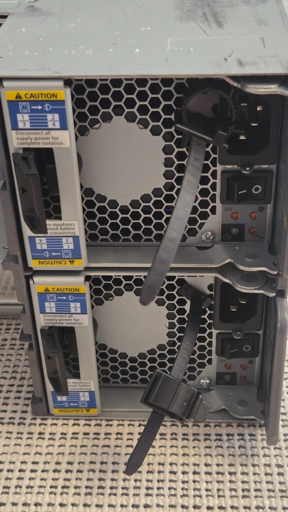 NETAPP DS4243 Disk Array Shelf with 24x SAS Trays