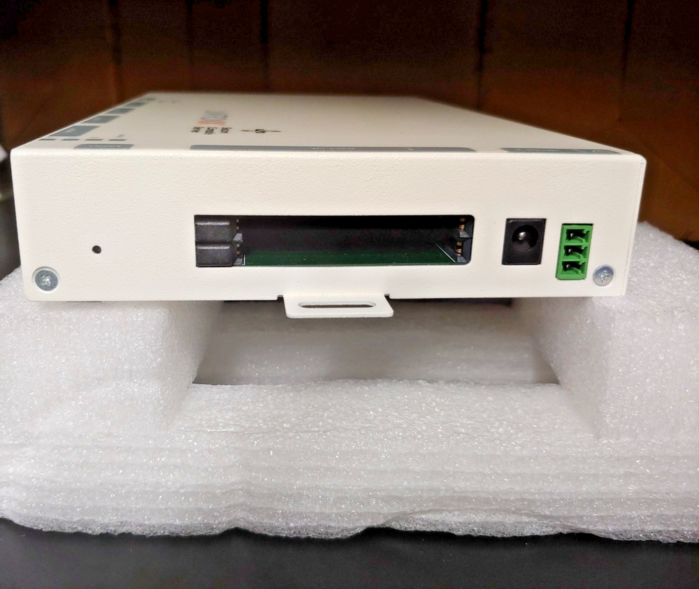 LANTRONIX SCS400 Secure Console Server New in Box