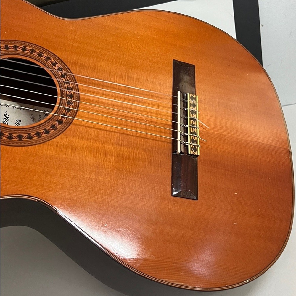 Escudero C-400 Nylon String Classical Guitar