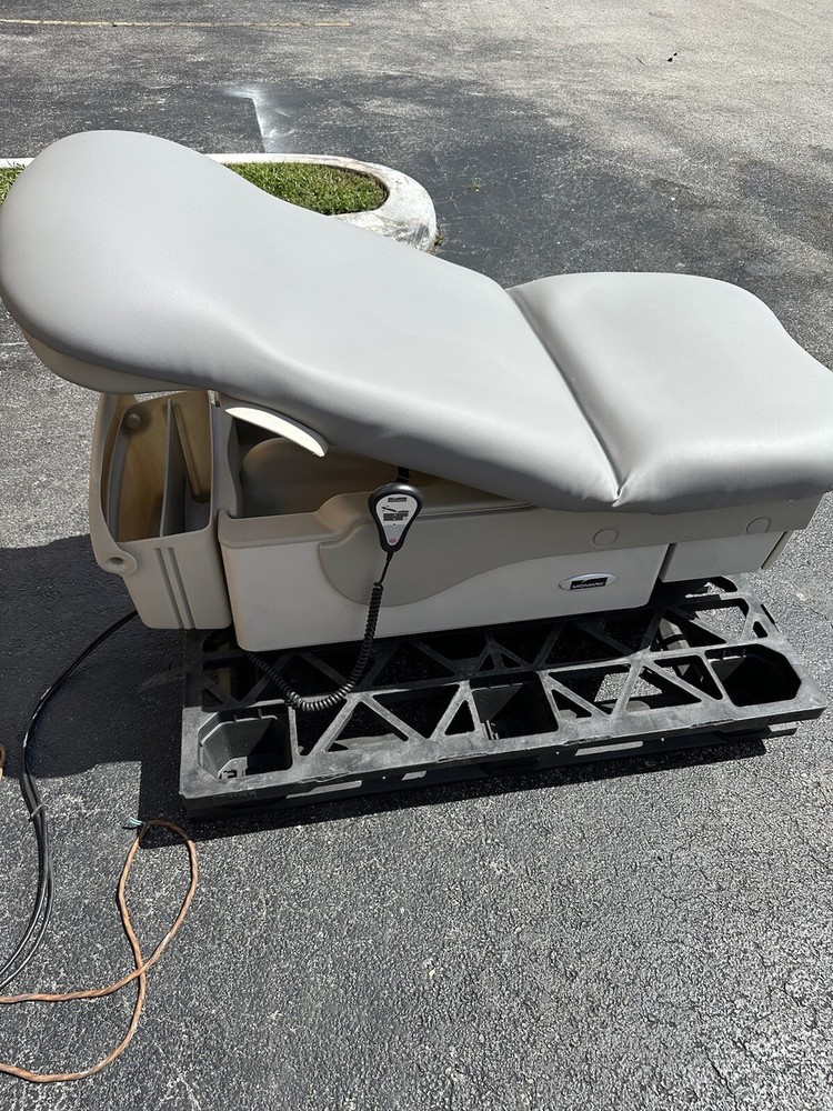 Midmark 623-007 Barrier Free Power Exam Table w/Hand Controller