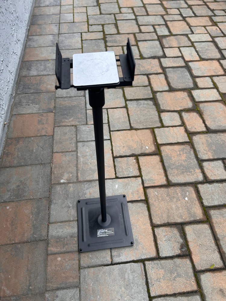 Speaker stand pair used