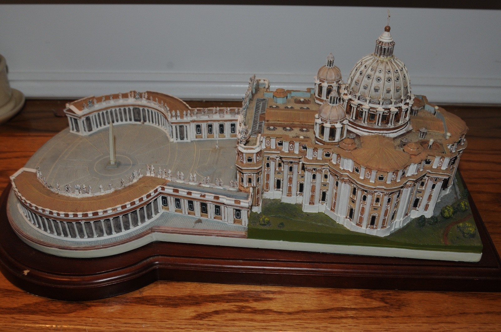 The Vatican St. Peters Basilica Model with Wood Base Religion Christianity *****