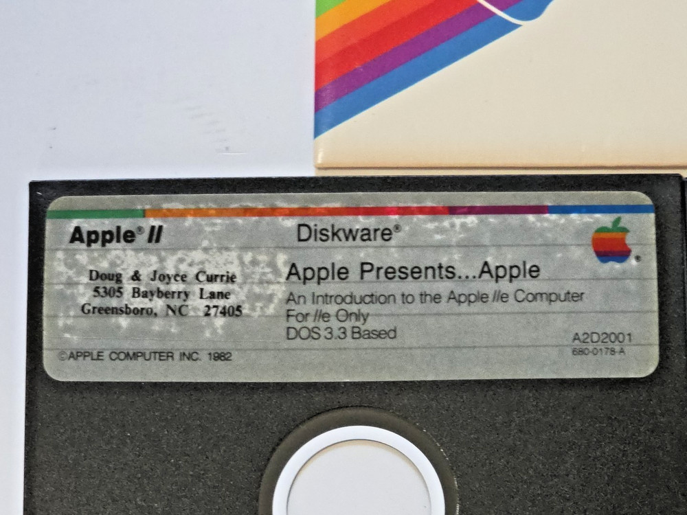 Apple II Diskware DOS 3.3 Sample Programs And Apple Presents...Apple 5.25" IIe