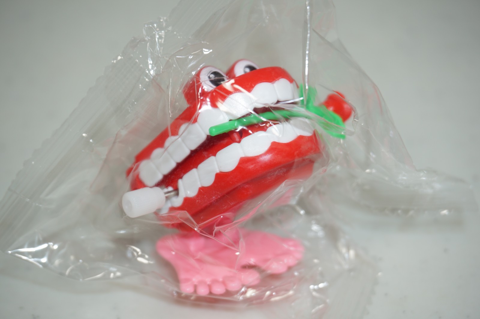 Wind Up Chattering Walking Teeth Small Toy Eyes Feet Rose in Mouth