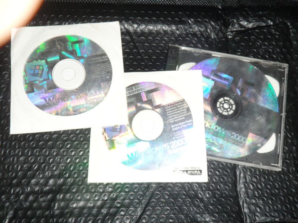 Microsoft Windows Server 2000 CD set with COA key