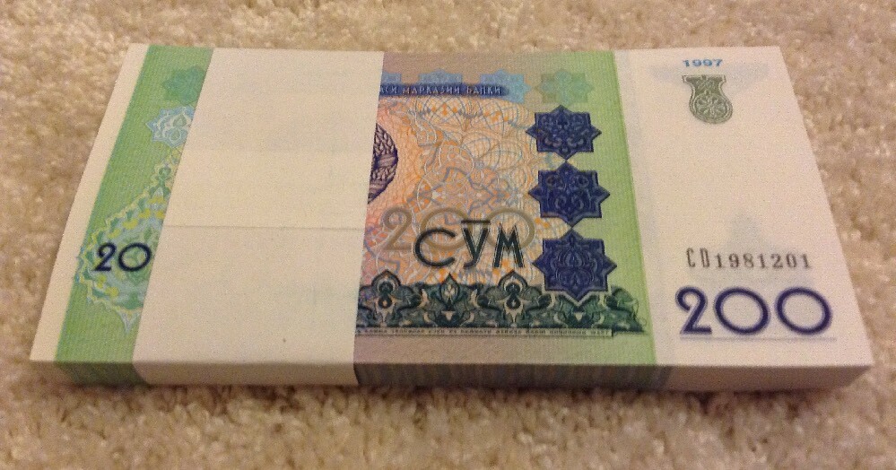 Uzbekistan Banknote Bundle, 100 X 200 Som. Dated 1997. Unc. 100 Banknotes.