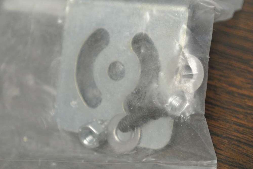 BANNER 73136 / SMBAMS18RA / RIGHT-ANGLE SENSOR MOUNTING BRACKET NEW SURPLUS