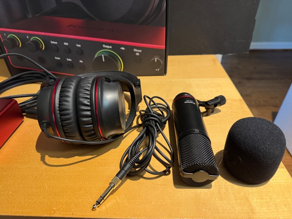 Focusrite Scarlett 2i2 Studio 4th Generation DAW + Microphone + Headphones