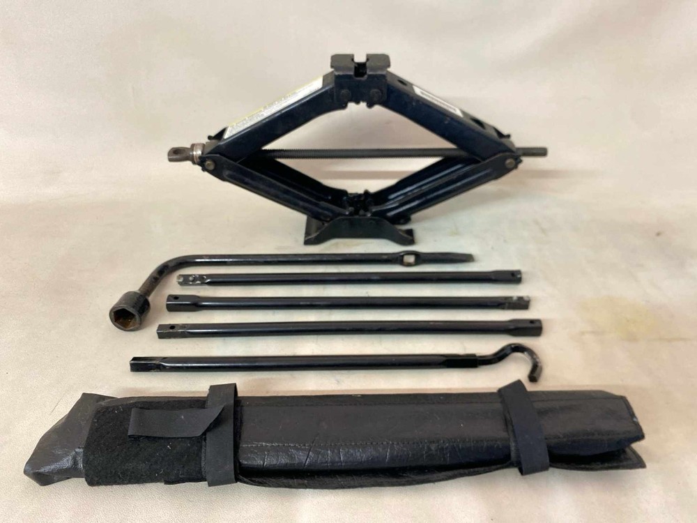 2005 Dodge Ram 1500 Jack Assembly with Tools OEM 52110402AB