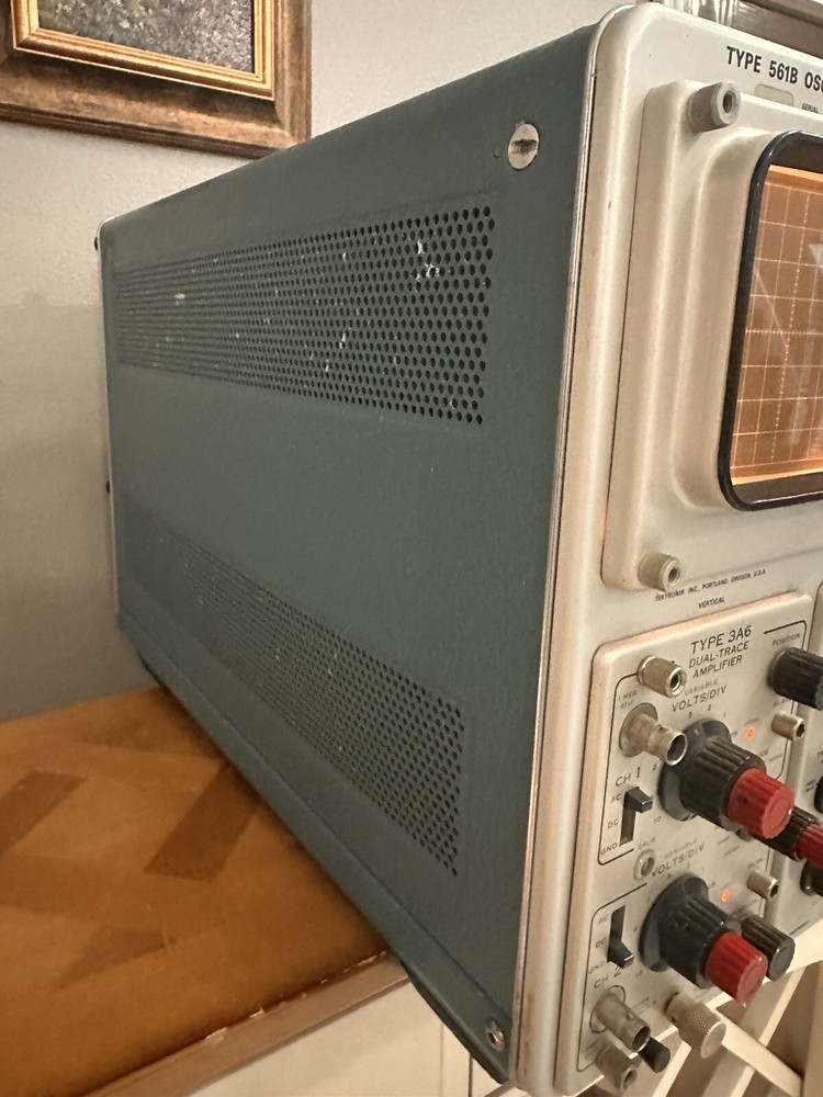 TEKTRONIX TYPE 561B OSCILLOSCOPE w/ TYPE 3A6, Type 3B4 READ…