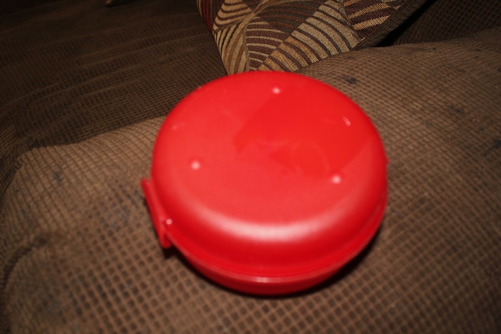 TUPPERWARE ROUND SANDWICH KEEPER RED
