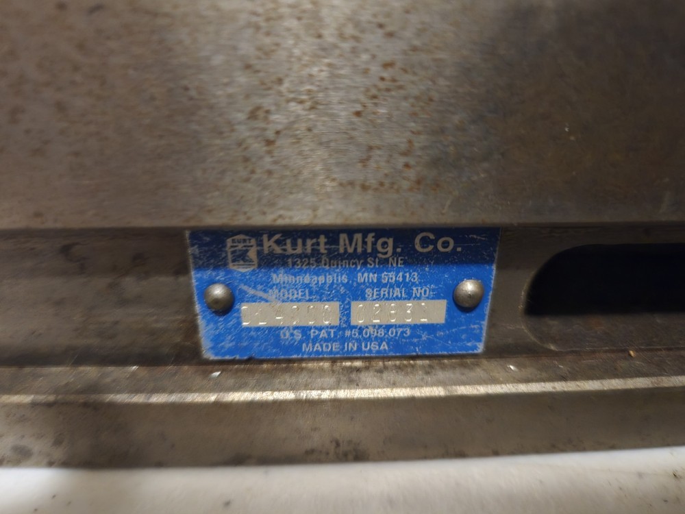 Kurt DL400C 4" Double Lock Machine Vise With Handle