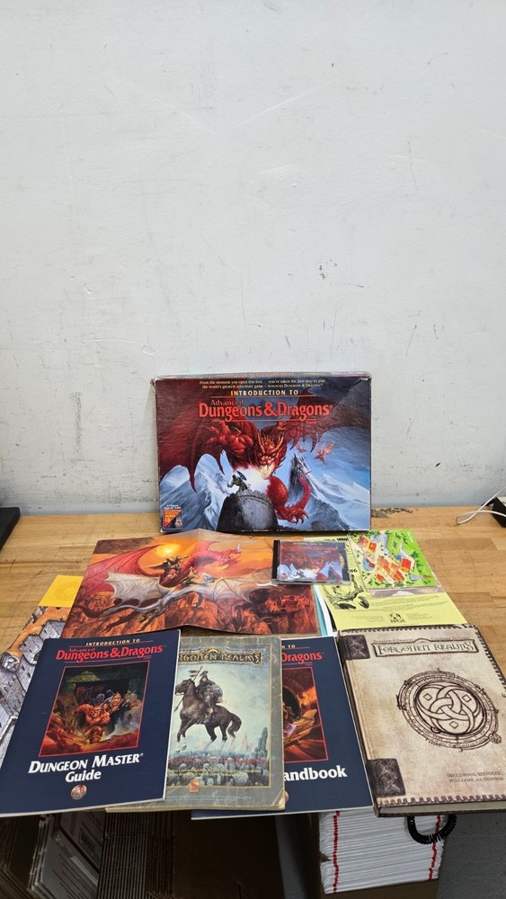Introduction to Advanced Dungeons & Dragons Game COMPLETE 1135/Circa 1995