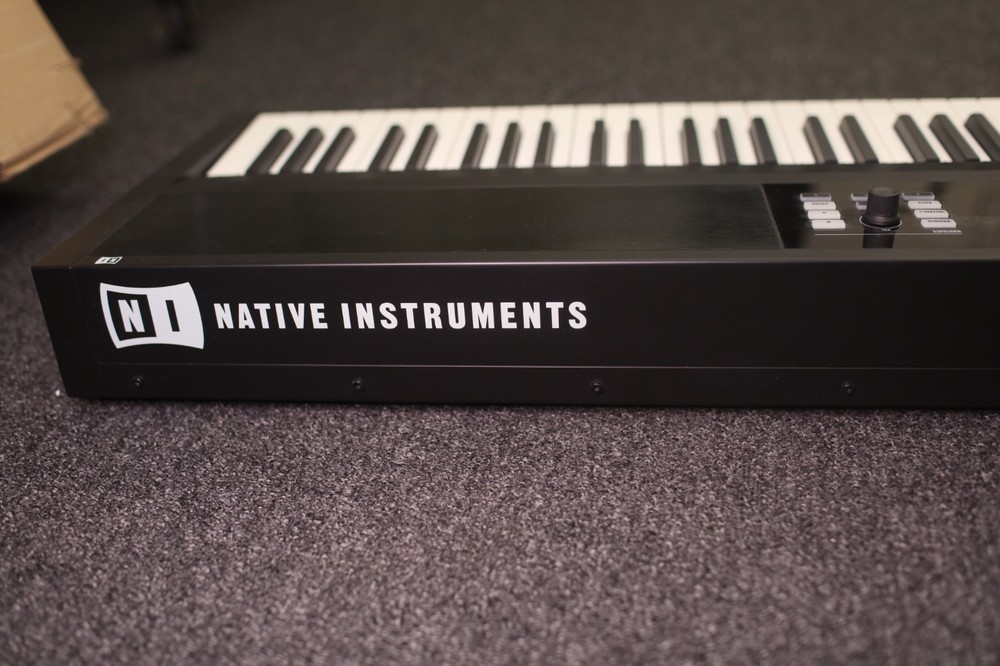 Native Instruments Komplete Kontrol S88 MIDI Keyboard Controller