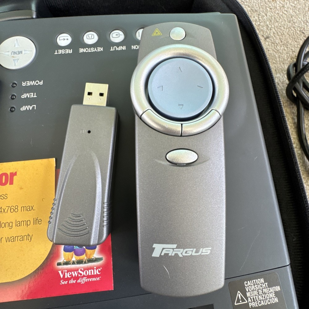 ViewSonic PJ501 3 Panel LCD Digital Multimedia Projector VPROJ25048-1W With Case
