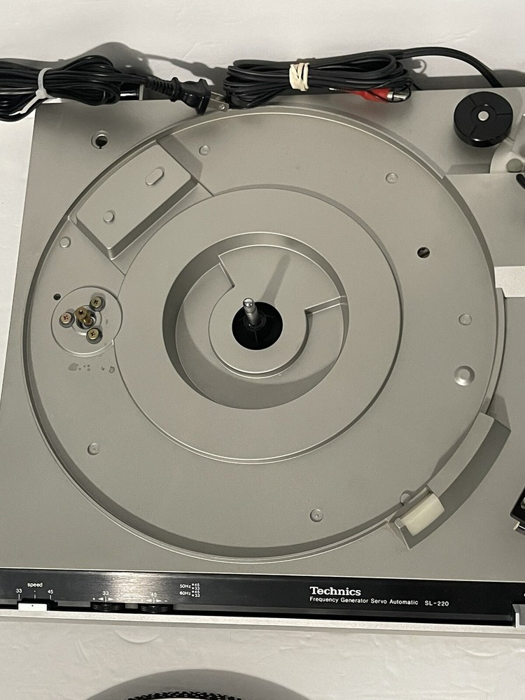 TECHNICS SL-220 FREQUENCY GENERATOR SERVO AUTOMATIC TURNTABLE no belt no cover