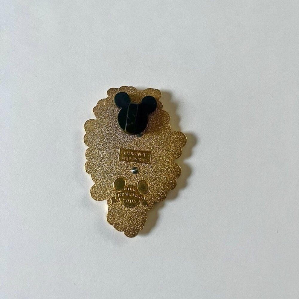 2005 Disney Pin - Tinkerbell with flowers "Pretty Pixie"