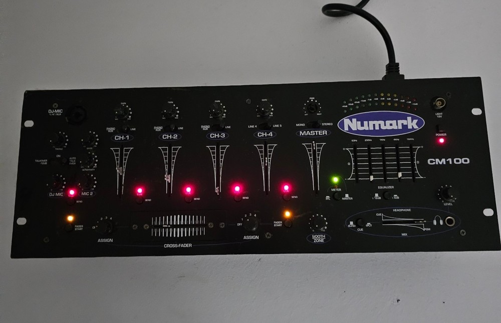 Numark CM100 4-Channel Rackmount Mixer – Working, Missing Fader Caps
