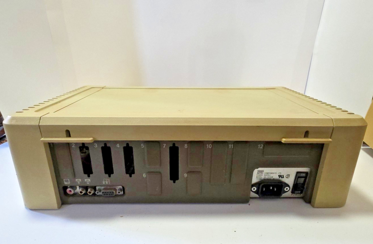 Apple IIe A2S2064 Vintage Personal Computer FOR Parts Or Repair - powers on