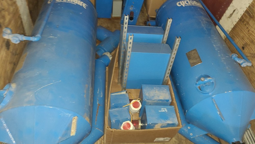 Cyclonair Sandblasting System With Control System 15 Sets With 8 Dry Van Contain
