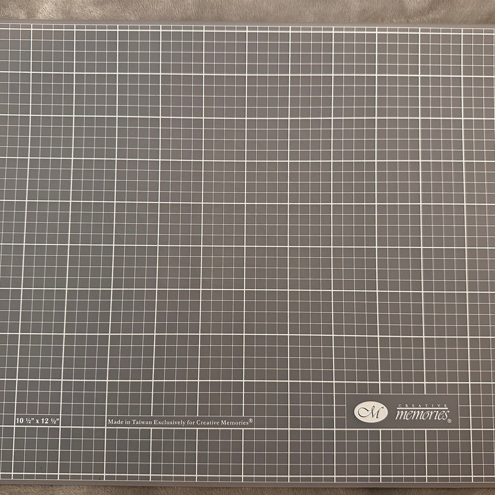 Creative Memories CUSTOM CUTTING SYSTEM Cutting MAT Board And 2 Sizing Templates