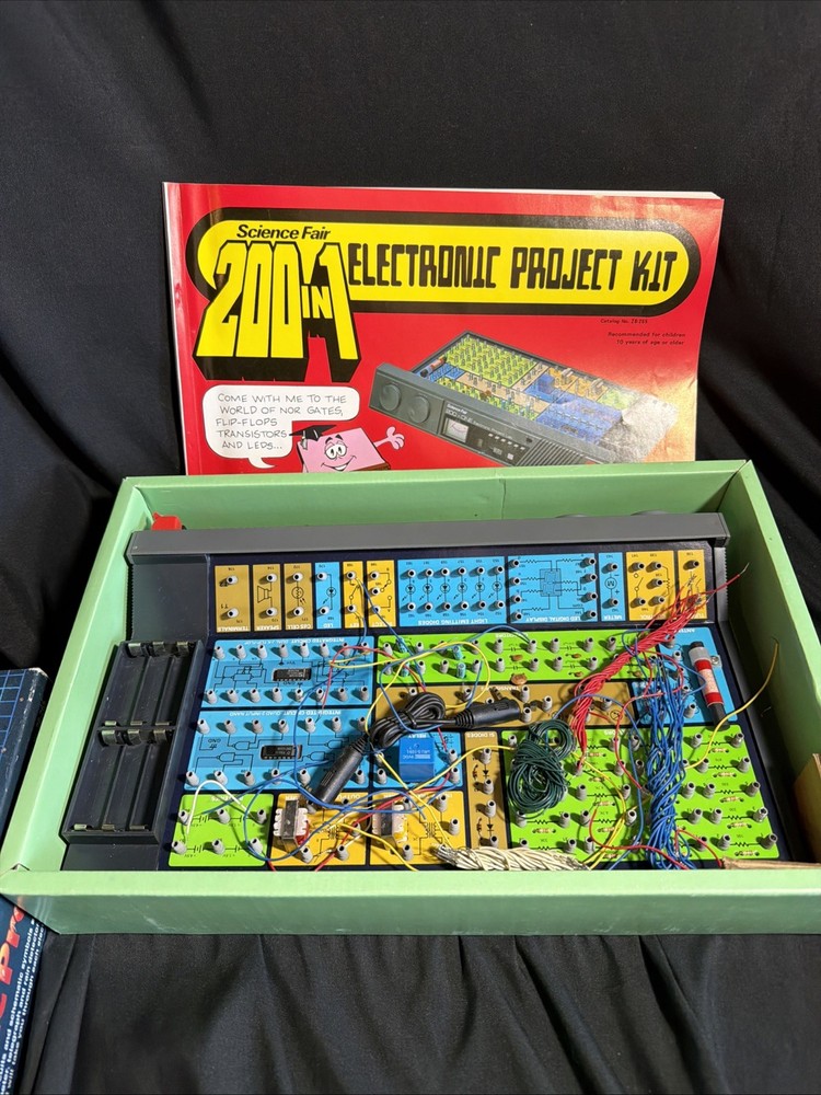 Radio Shack Science Fair Exploring Electronics Lab 200 in One Project Kit 28-265