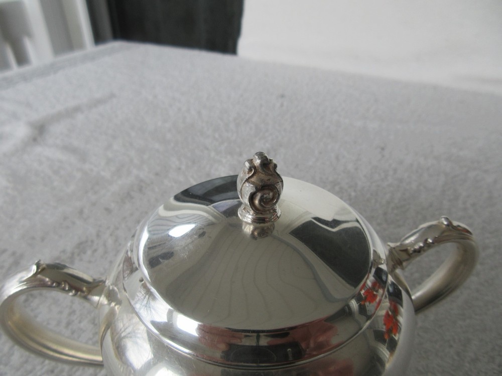 QUALITY~~ ~[ ONEIDA LTD ] SILVERPLATED LIDDED SUGAR BOWL ~CLEAN!!!!