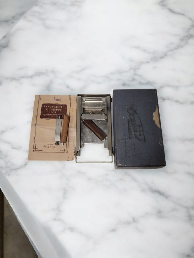 Blade sharpening and dressing device, Lightning, USSR, Soviet machine