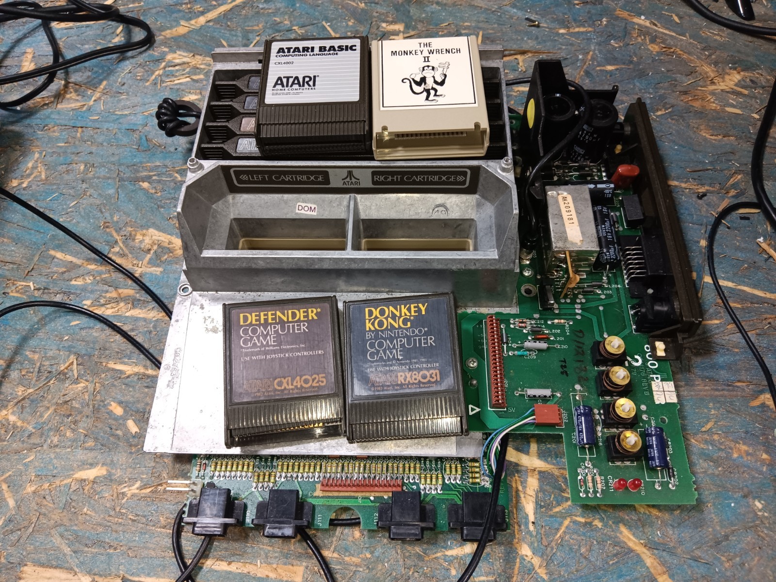 Atari 800 BAREBONES Motherboard-FULL RAM-GAMES-BASIC & MONKEY II-GOOD-SEE ALL