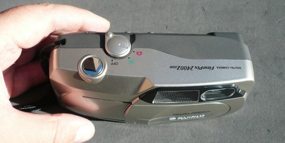 Fujifilm FinePix 2400 Zoom 2.1MP Compact Digital Camera Silver Untested Boxed