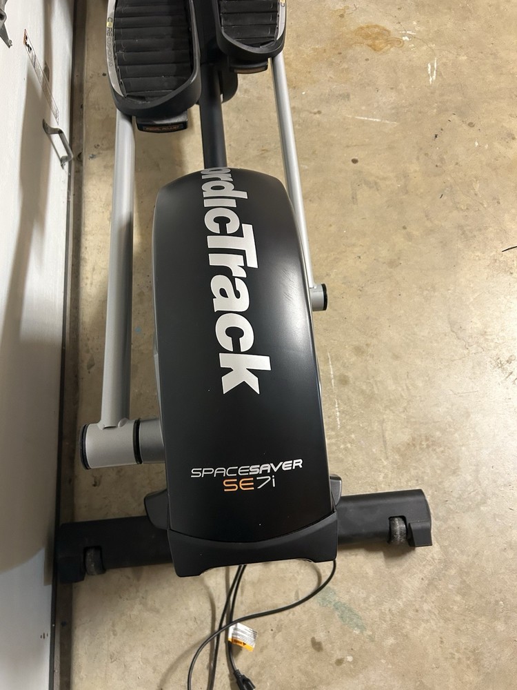 Barely Used Elliptical Trainer – Excellent Condition