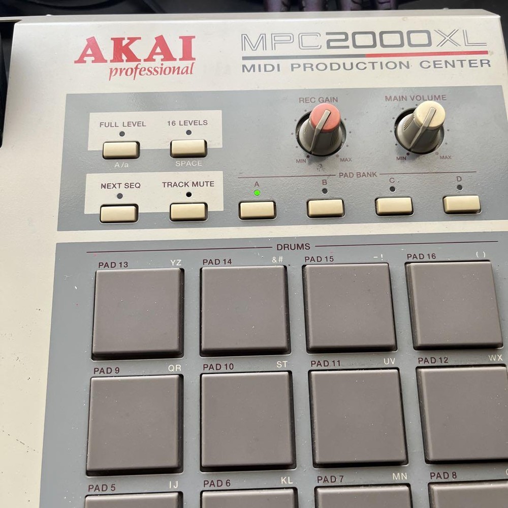 AKAI MPC 2000XL MIDI Production Center Sampler Sequencer Drum Machine