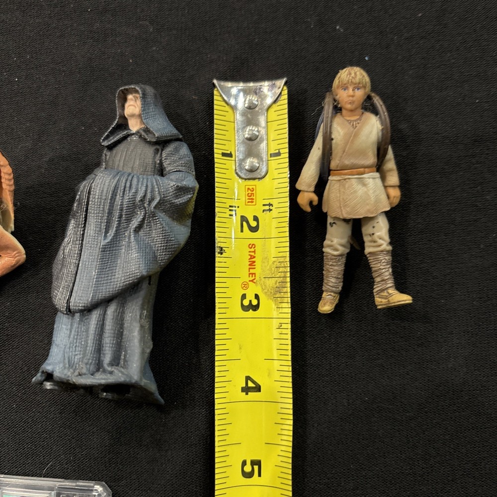 6 Star Wars Figurines & 3 CommTech Chips