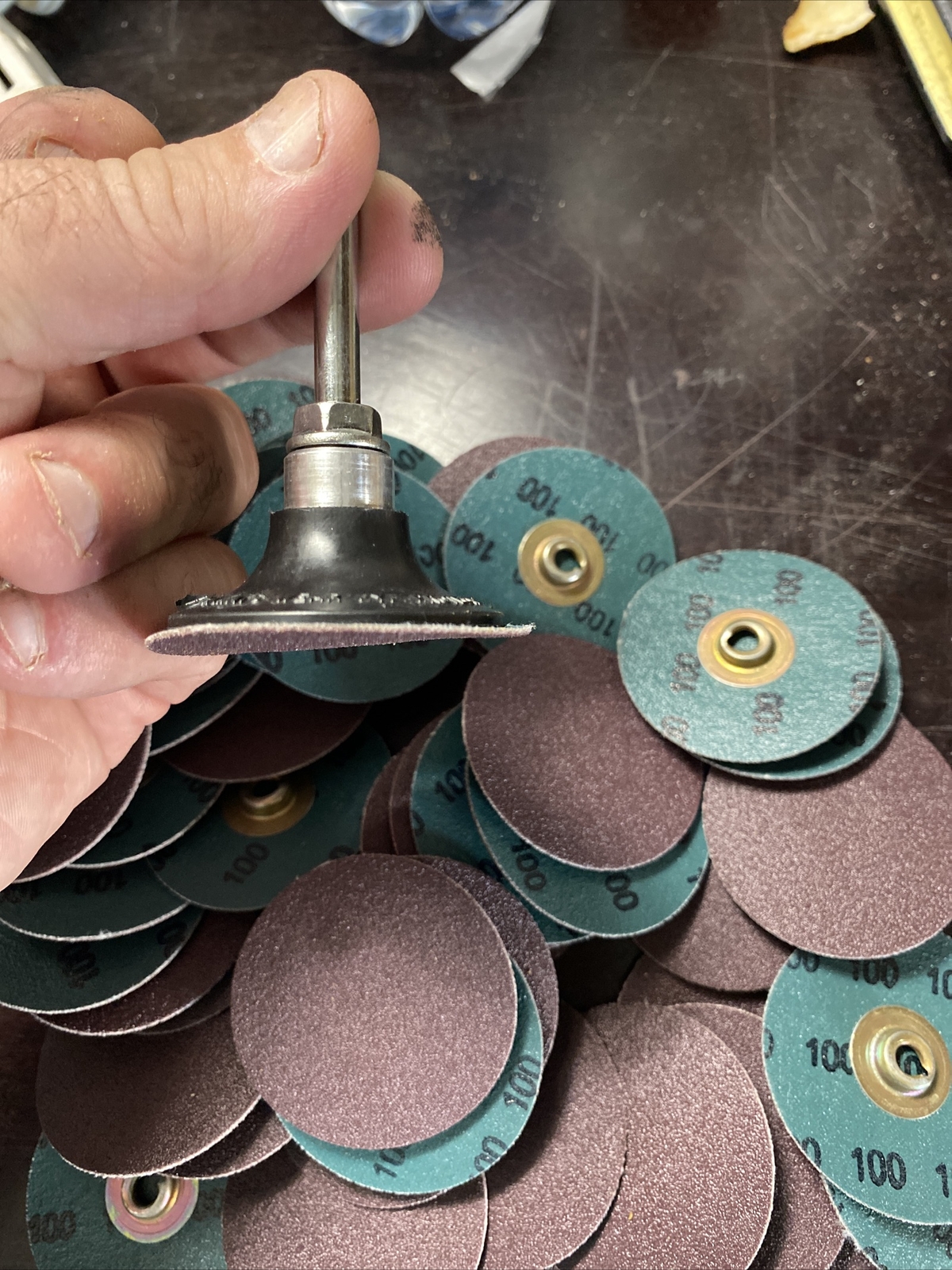 100 DISC LOT 3M Roloc Abrasive Sanding Die Grinder Discs 2" 100 Grit w/ mandrel