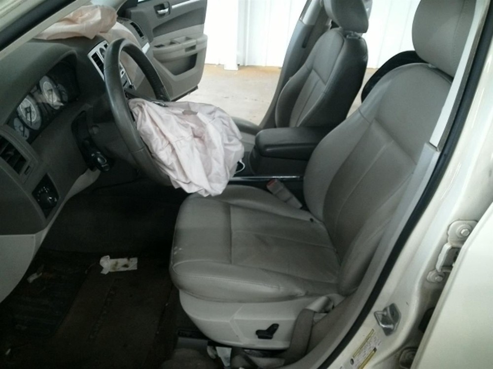 300 2010 High Mounted Stop Light 104795734