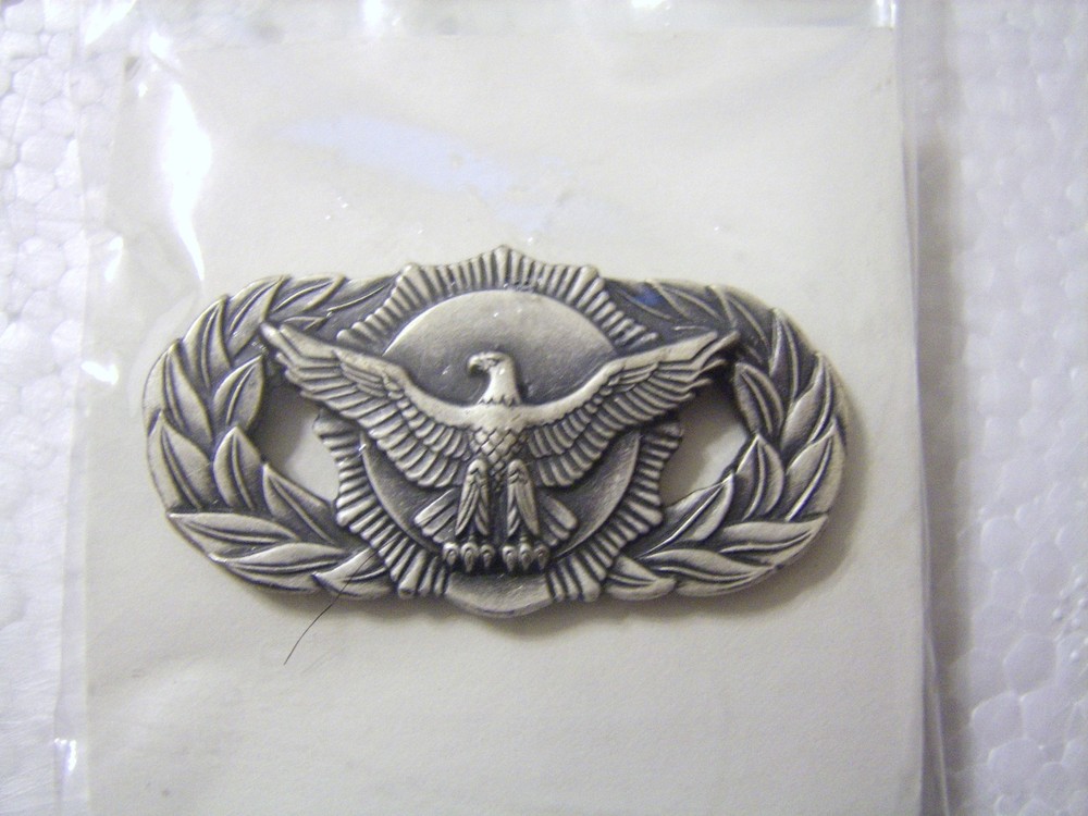 USAF BASIC SECURITY POLICE QUALIFICATION INSIGNIA NEW IN GI PACK DATED 1983