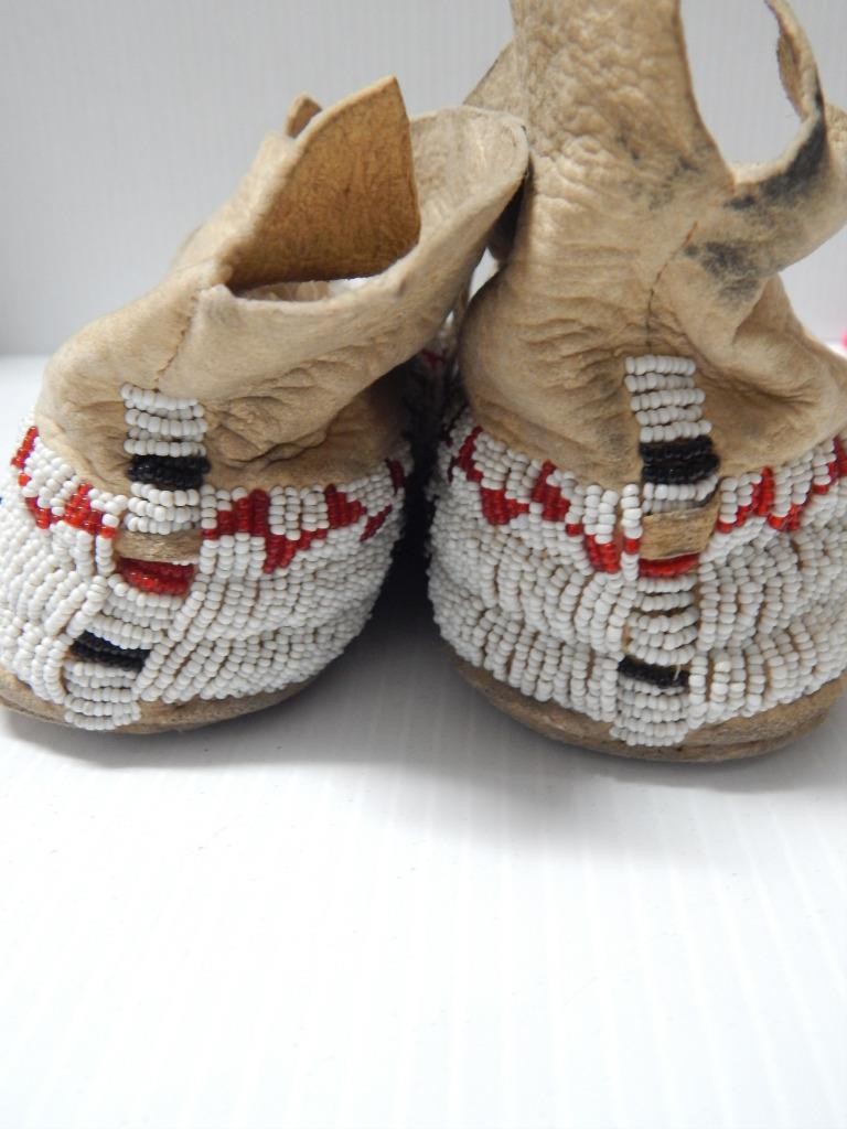 ANTIQUE 1915-20s SINEW FULLY BEADED NO. CHEYENNE HARD SOLE MOCCASINS - MONTANA