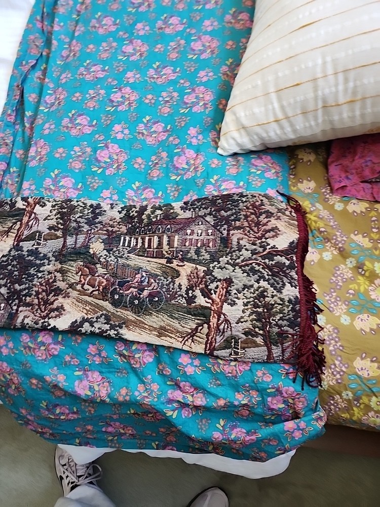 Amrose Table Runner