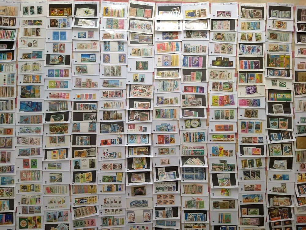 Worldwide Stamp Collection MNH - 100 Full Sets from 60 Different Countries &Gift