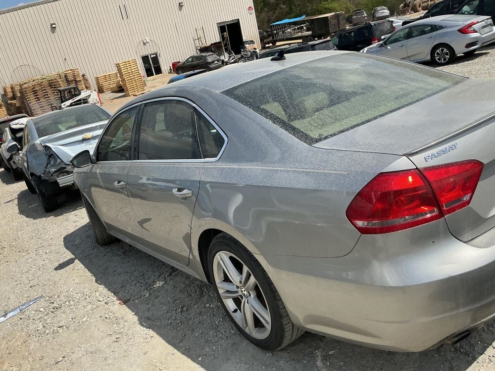 PASSAT 2012 Glove Box 5022168