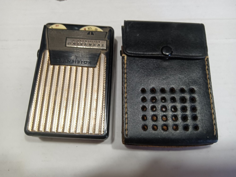 Universal PTR-628 Transistor radio with case untested