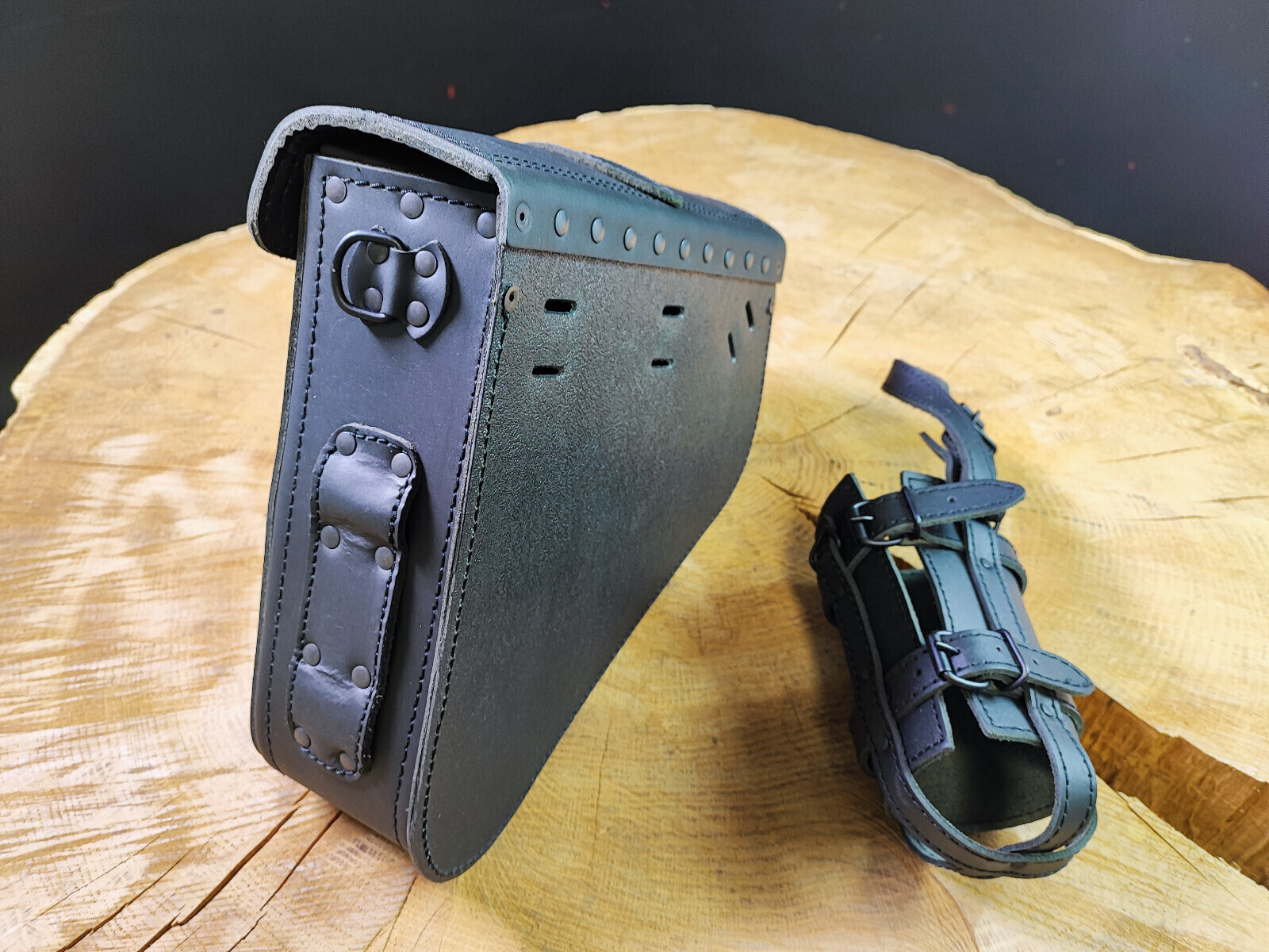 Swing bag EOS Blackline suitable for Harley Sporty Bobber leather