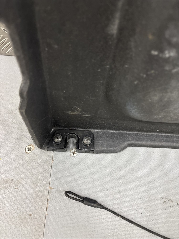 2003-2009 HYUNDAI GETZ PARCEL SHELF / LOAD COVER MISSING ONE STRAP RefB