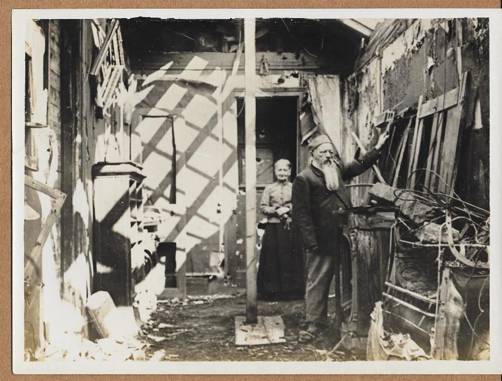 WWI Life in Soissons France Family Living in Ruins of Home Original News Photo