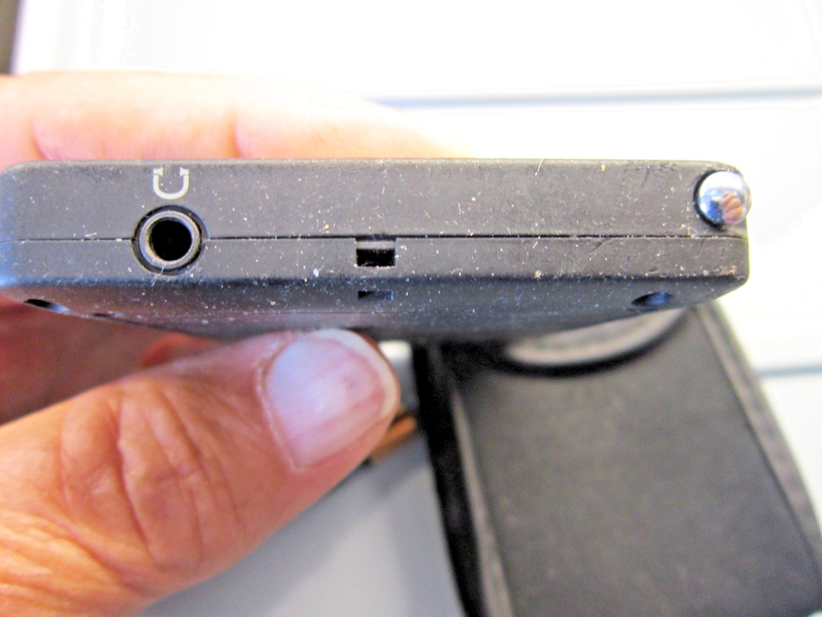 Grundig M400 AM/FM/SW 1-2 World Radio Black Working STICKY no battery cover