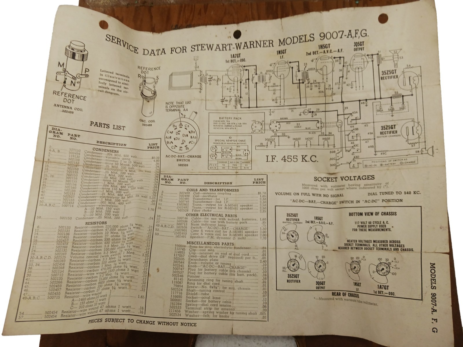 Vintage Stewart Warner 9007-A AM Portable Tube Radio Luggage-Style 1940s