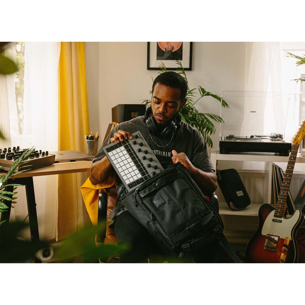 Novation Circuit Rhythm Beatmaking Sampler Groovebox Drum Machine Sequencer