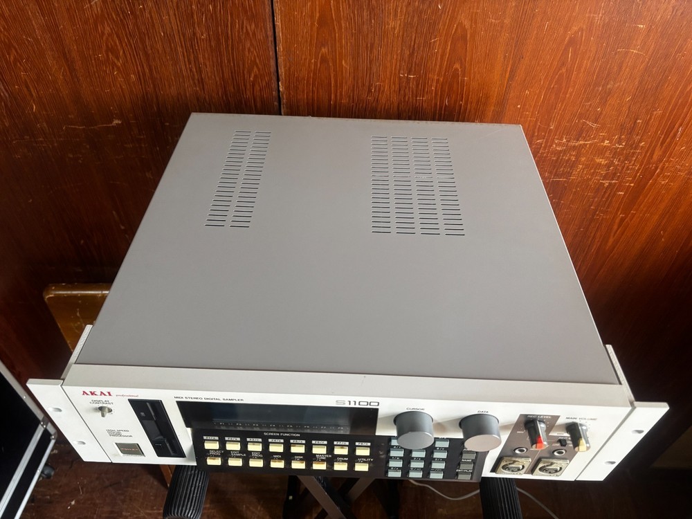 Akai S1100 MIDI Stereo Digital Sampler w/ disks