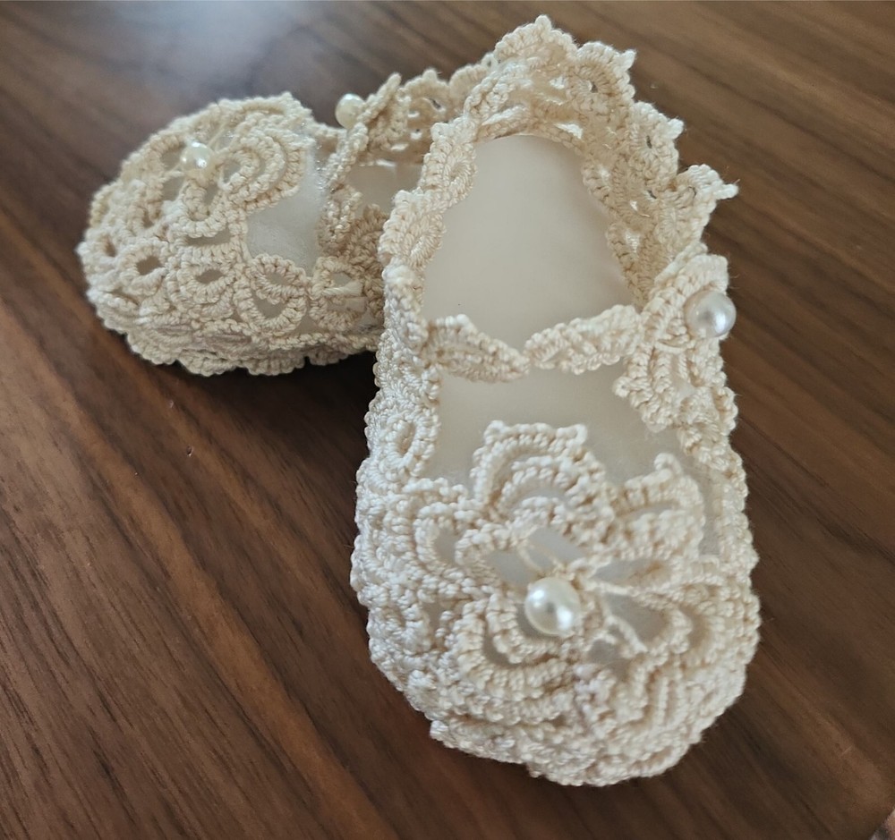 Frivolite booties